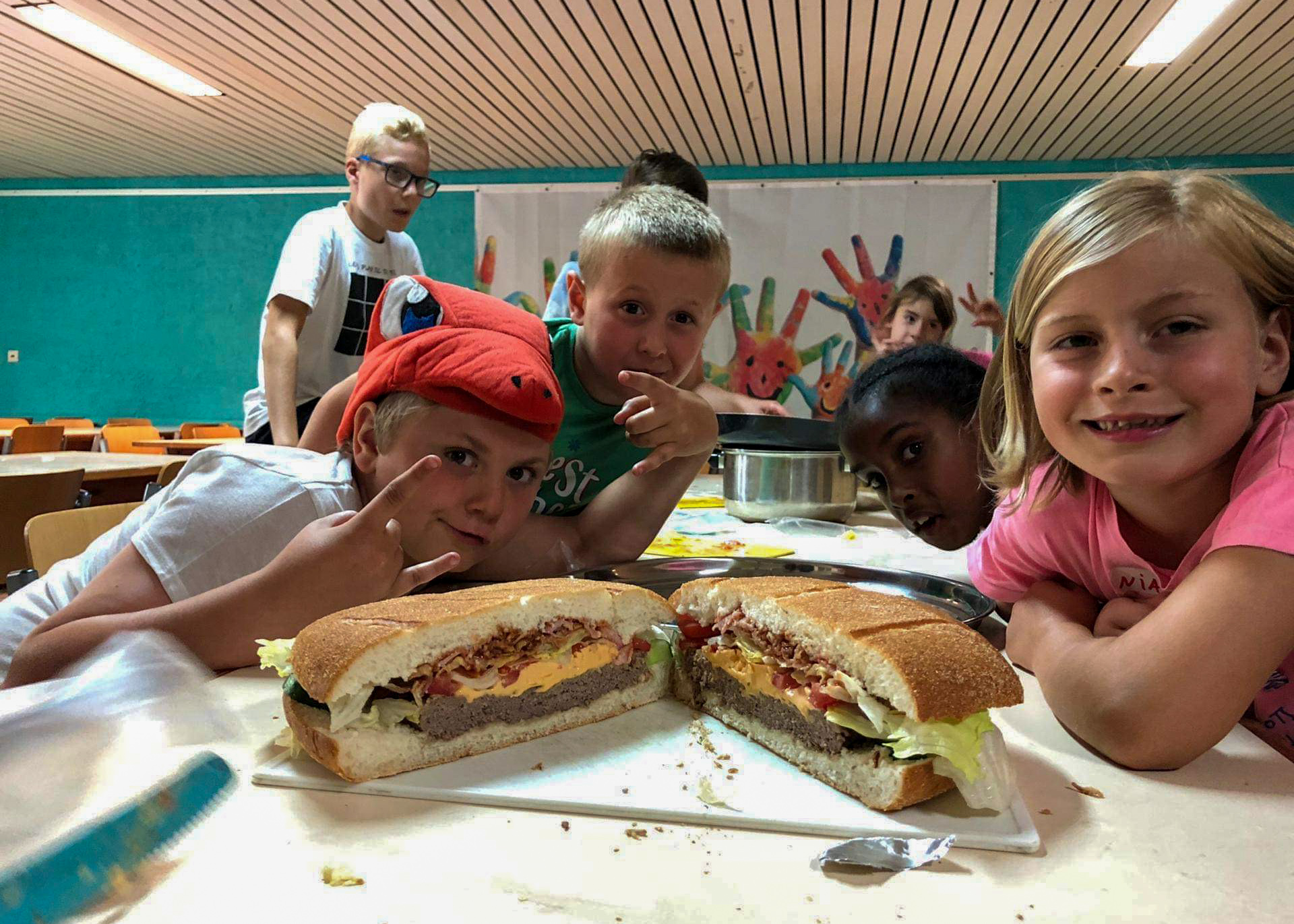 speelplein_KwikKwak_grote hamburger_reuzachtig_hamburger_kinderen_koke_kampen_zomerkamp_paaskamp_brasschaat